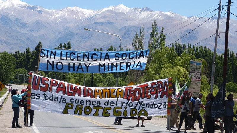 La pancarta del Área Protegida Uspallata en el corte de ruta realizado por los compas de la Asamblea de Vecinos Autoconvocados de Uspallata, el 21 de noviembre de 2014, en la Ruta Intrernacional N` 7 que une Mendoza con Chile