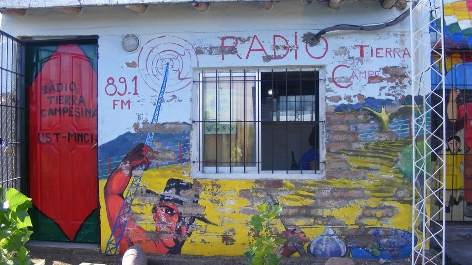 Fotofrafía de la fachada de la Radio Tierra Campesina