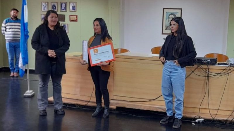 "Tely" Fernández recibe el reconcimiento de parte de Carolina del Castillo