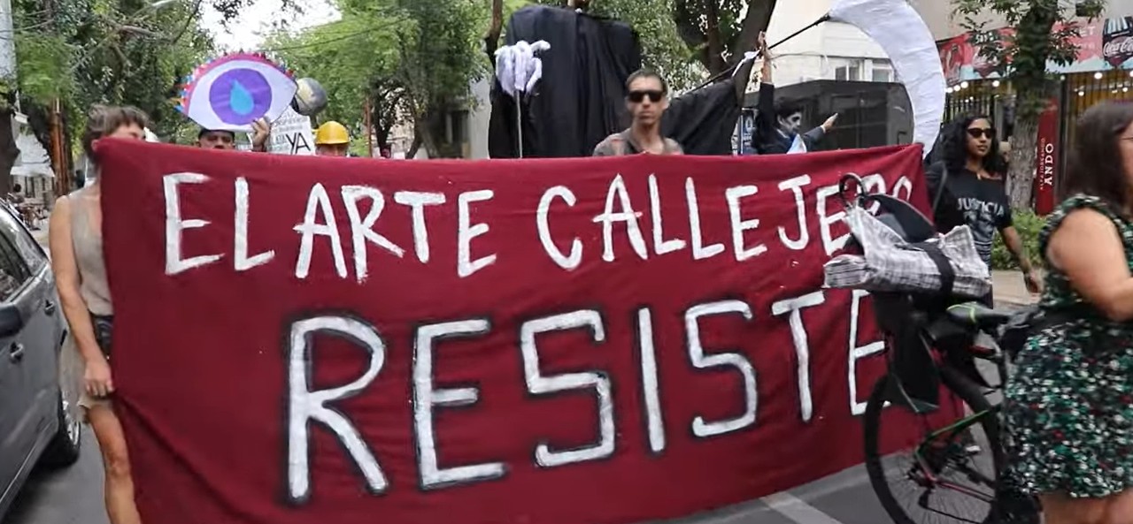 Banderas artistas manifestandose en el carrusel vendimial - Mendoza 2024