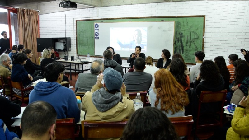 Charla Digitalización de la vida cotidiana en la Facultad de Ciencias Políticas y Sociales