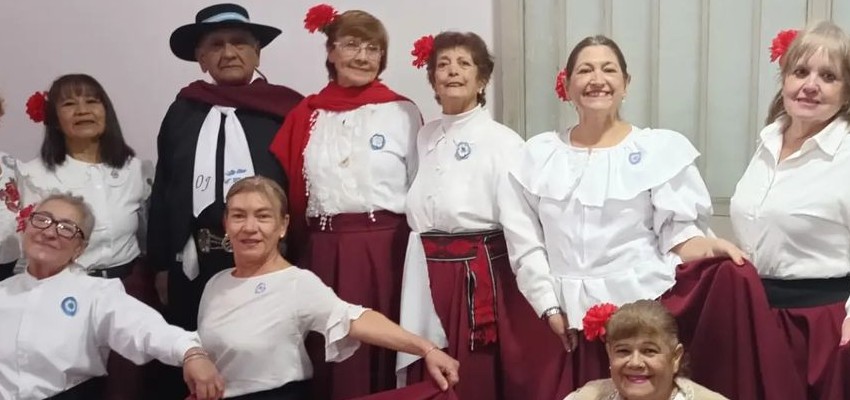 integrantes del ballet con sus trajes típicos de danza folclórica.