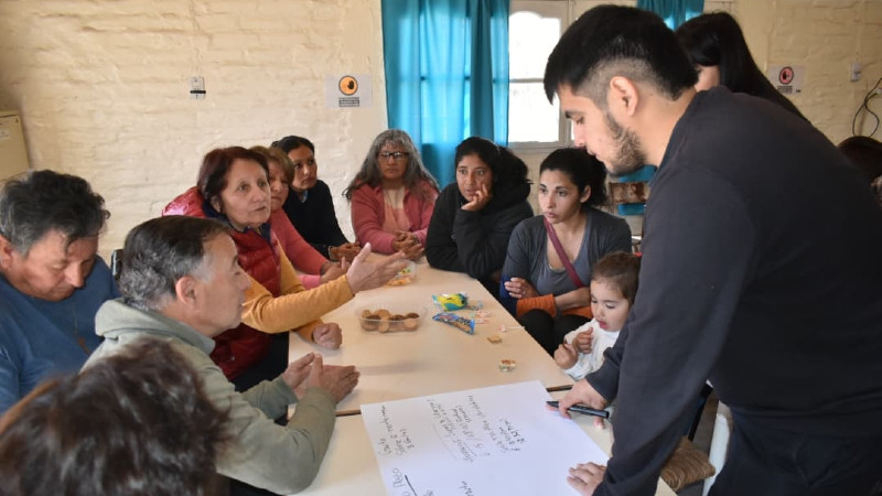 Vecinos y vecinas de la zona sur participando de la consulta