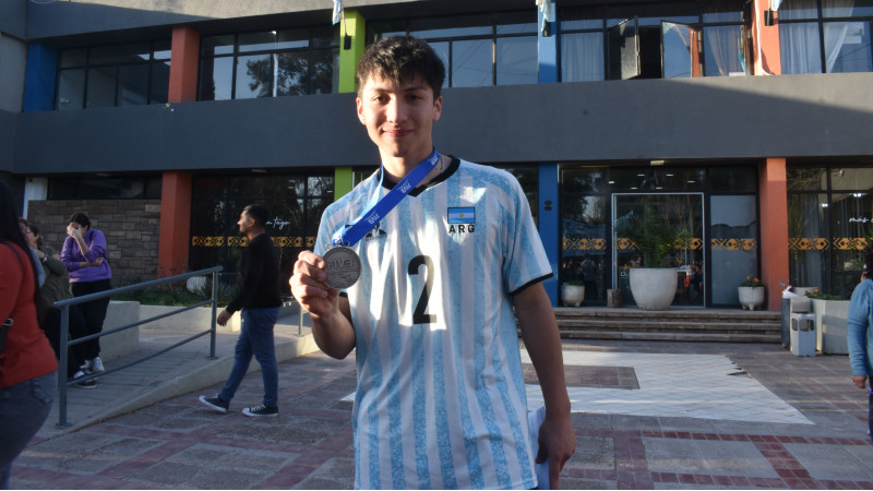 Valentín Yapura recibido por Lavalle, con su medalla de subcampeón